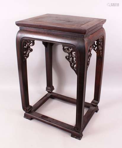 A VERY GOOD 19TH CENTURY CHINESE HARDWOOD ZITAN WOOD STAND / SIDE TABLE, the table with a carved and