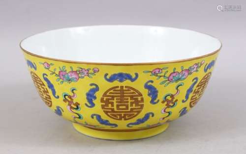 A 19TH / 20TH CENTURY CHINESE FAMILLE ROSE YELLOWW GROUND PORCELAIN BOWL, decorated with bats