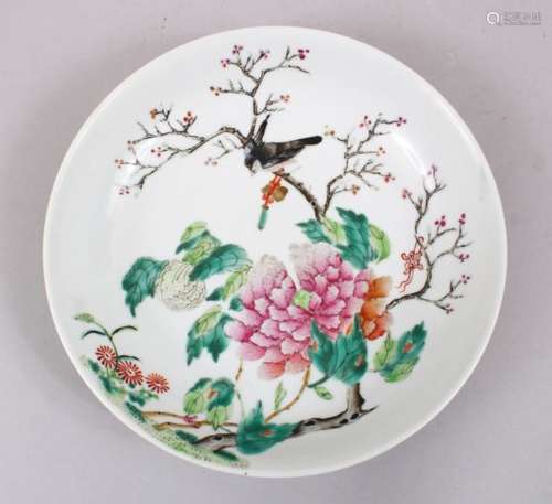 A GOOD REPUBLIC PERIOD STYLE FAMILLE ROSE PORCELAIN PLATE, decorated with scenes of birds amongst