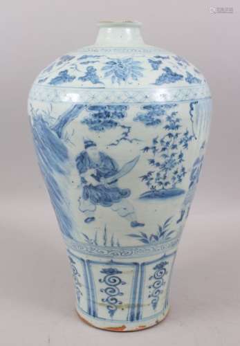 A GOOD CHINESE MING STYLE BLUE & WHITE PORCELAIN VASE, the body of the vase decorated with painted