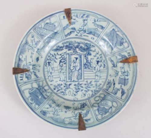 A CHINESE MING STYLE BLUE & WHITE PORCELAIN DISH WITH METAL MOUNTS, the decoration depicting