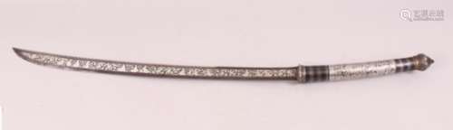 A VERY GOOD 18TH CENTURY OR EARLIER BURMESE INLAID SWORD / DAH, the handle inlaid with with silver