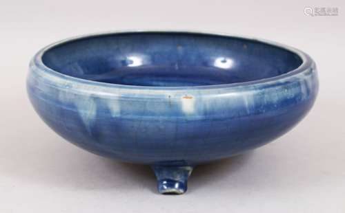 AN UNUSUAL CHINESE MING DYNASTY POWDER BLUE GROUND TRIPLE FOOT PORCELAIN CENSOR, the blue ground