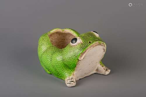 A Chinese green frog shaped jardinière, 19th C.