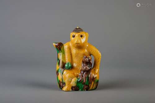 A Chinese sancai 'monkey' ewer and cover, 19th C.