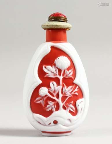 A SUPERB CHINESE RED AND WHITE CAMEO GLASS SNUFF BOTTLE, 9CM