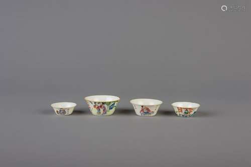 Two pairs of Chinese famille rose small bowls with