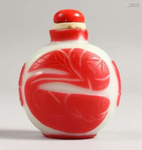 A CHINESE OVERLAY SNUFF BOTTLE AND STOPPER, 6.8CM.