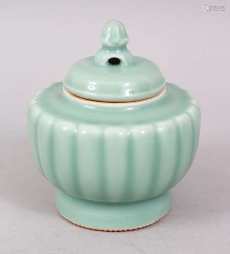 A GOOD JAPANESE 19TH / 20TH CENTURY LONGQUAN STYLE CELADON PORCELAIN KORO / CENSER & COVER,the