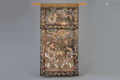 A Chinese silk tapestry with dragons, 19th/20th C.