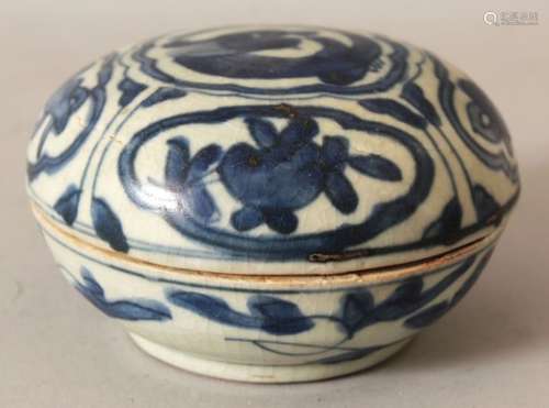 A CHINESE LATE MING DYNASTY WANLI PERIOD BLUE & WHITE SHIPWRECK PORCELAIN CIRCULAR BOX & COVER,