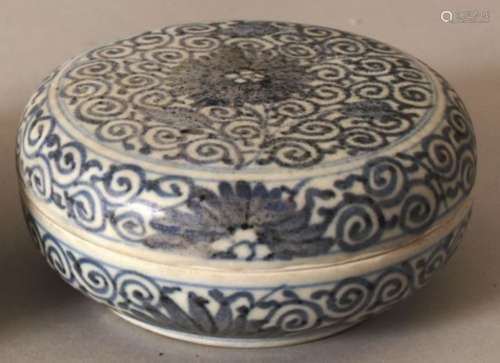 A SIMILAR CHINESE KANGXI PERIOD BLUE & WHITE SHIPWRECK PORCELAIN BOX & COVER. 10.5cm diameter.