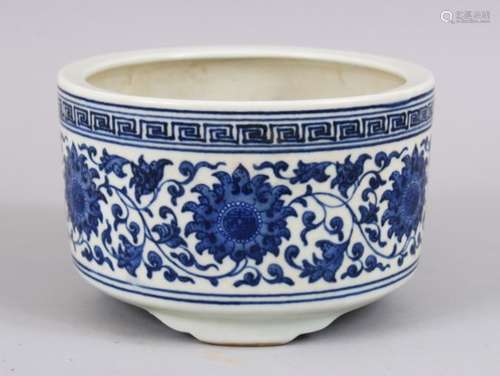 A GOOD CHINESE BLUE & WHITE PORCELAIN BRUSH POT, the body decorated with scenes of greek key borders