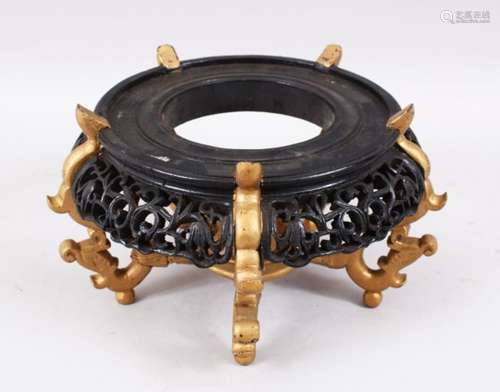 A GOOD CHINESE HARDWOOD CIRCULAR STAND, on four gilded legs and to fit a vase 7