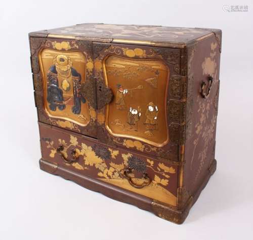 A GOOD JAPANESE MEIJI PERIOD GOLD LACQUER & SHIBAYAMA TABLE CABINET, the front doors and drawer