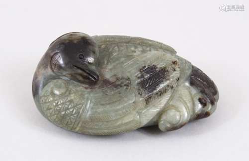 A VERY GOOD 18TH CENTURY CHINESE CARVED JADE FIGURE OF A GOOSE, the goose recumbent with its head