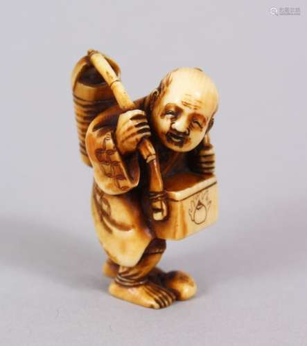 A GOOD JAPANESE MEIJI PERIOD CARVED IVORY NETSUKE OF A TEA VENDOR, stood in a hunched position