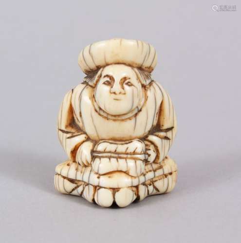 A GOOD JAPANESE EDO PERIOD CARVED IVORY NETSUKE OF A DUTCHMAN, stood wearing his hat in a seated