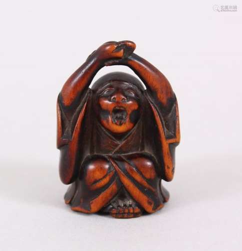 A LOVELY JAPANESE MEIJI PERIOD CARVED WOOD / BOXWOOD NETSUKE OF ENRAGED DARUMA, with hands aloft, in