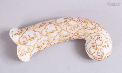 A GOOD EARLY 20TH CENTURY INDIAN MUGHAL CARVED JADE DAGGER KHANJAR HANDLE, the body of the curving