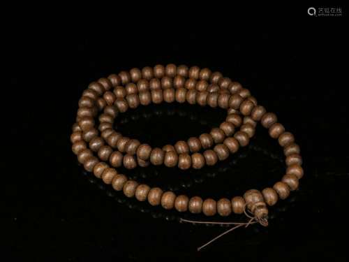 A STRING OF CHENXIANG WOOD BEADS NECKLACE