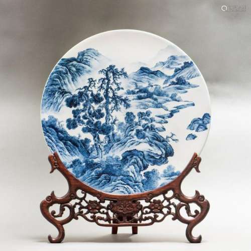 A CHINESE BLUE & WHITE CIRCULAR PLAQUE
