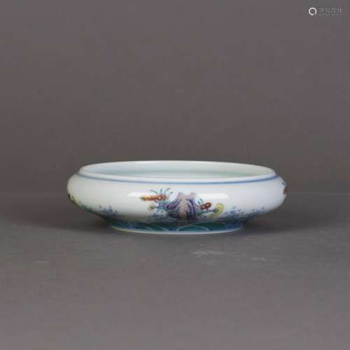 A CHINESE DOUCAI PORCELAIN BRUSH WASHER