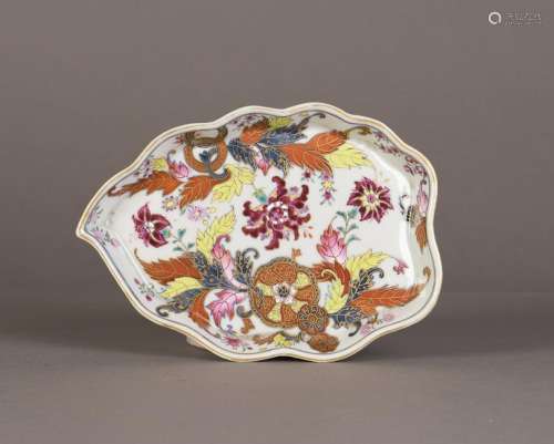 A CHINESE PORCELAIN PLATE OF LEAFY CONTOUR