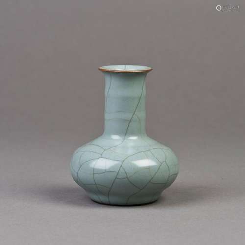 A CRACKLE-GLAZED PORCELAIN VASE