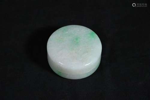 A JADEITE ROUNDED BOX