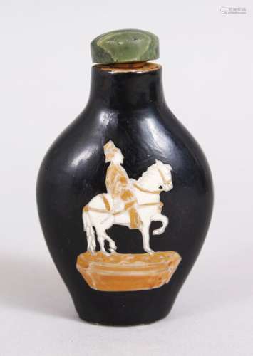 A 19TH / 20TH CENTURY CHINESE FAMILLE NOIR PORCELAIN SNUFF BOTTLE, depicting a man upon horse