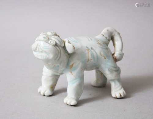 A GOOD 18TH / 19TH CENTURY JAPANESE HIRADO STYLE PORCELAIN FIGURE OF A SHI SHI DOG, stood in a