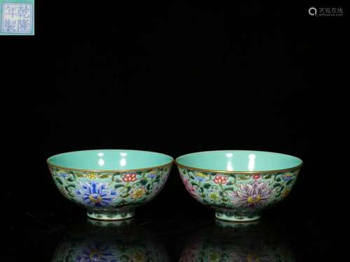 A PAIR OF FAMILLE ROSE 'FLORAL' BOWLS