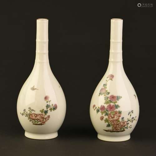 A PAIR OF FAMILLE ROSE PORCELAIN VASES