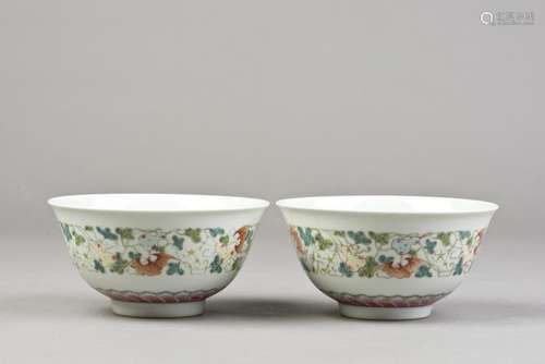 A PAIR OF SMALL FAMILLE ROSE PORCELAIN BOWLS OF FLORAL