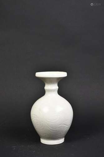 A WHITE GLAZE PORCELAIN VASE