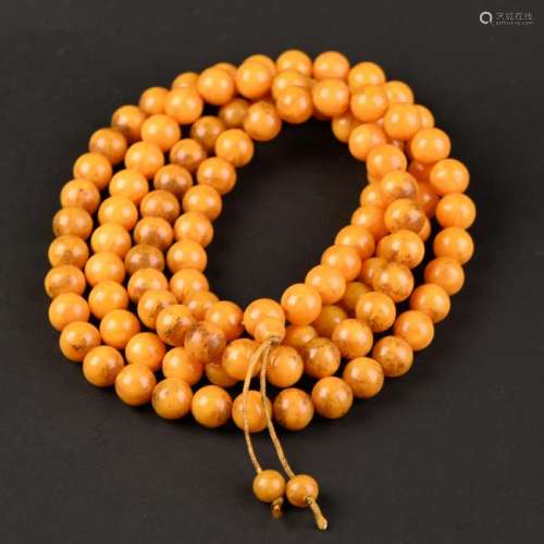 A BEEWAX BEADS NECKLACE