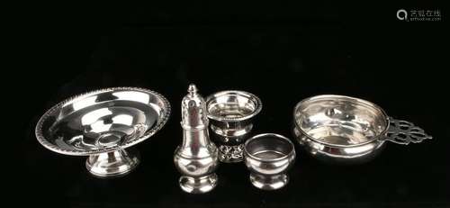 ASSEMBLED LOT OF FIVE STERLING PIECES