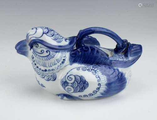 BLUE AND WHITE PORCELAIN BIRD TEA POT