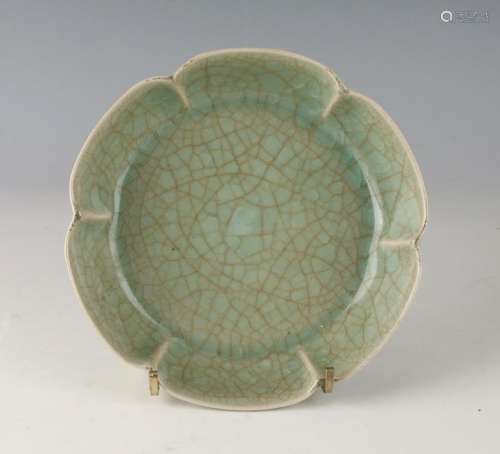 SMALL LOBED CELADON CRACKLE BOWLS