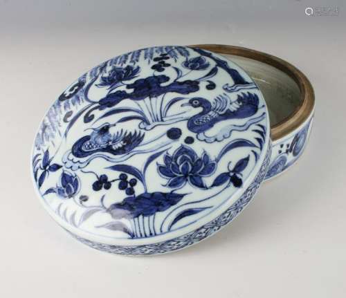 BLUE & WHITE LIDDED CIRCULAR DUCK BOX