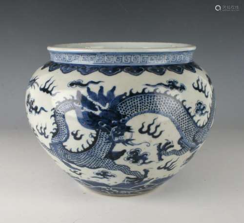 BLUE & WHITE DRAGON POT