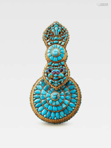AN INSET TURQUOISE GOLD OFFICIAL'S NEW YEAR ORNAMENT  TIBET, CIRCA 1900