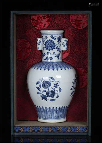 CHINESE PORCELAIN BLUE AND WHITE FLOWER VASE