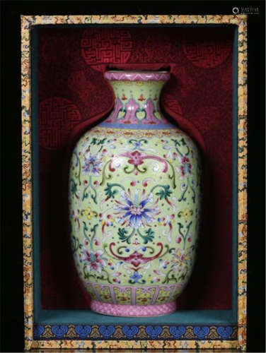 CHINESE PORCELAIN FAMILLE ROSE FLOWER VASE