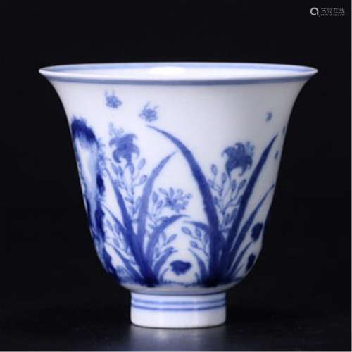 CHINESE PORCELAIN BLUE AND WHITE FLOWER CUP