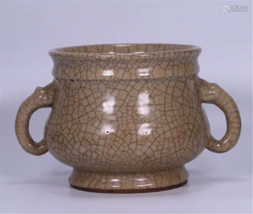 CHINESE PORCELAIN CRACKED GLAZE HANDLED ROUND CENSER