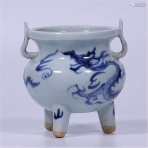 CHINESE PORCELAIN BLUE AND WHITE DRAGON TRIPLE FEET CENSER