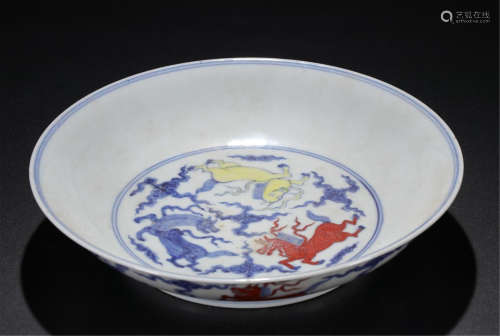 CHINESE PORCELAIN BLUE AND WHITE SANCAI HORSE PLATE