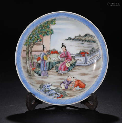 CHINESE PORCELAIN FAMILLE ROSE FIGURES PLATE